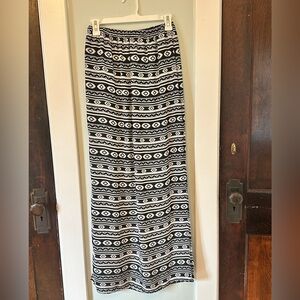 Francesca‘s Brand Black and White Patterned Women's Maxi-Skirt, size medium